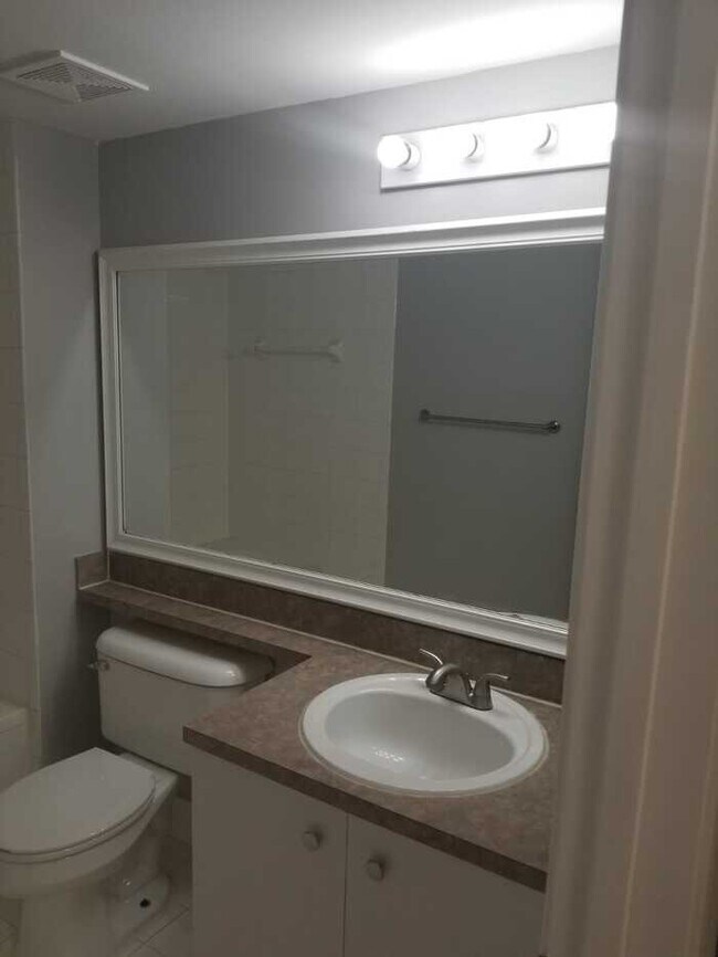 Building Photo - Bldg 8- Uni 206- Spacious 1bed/1bath-2nd f...