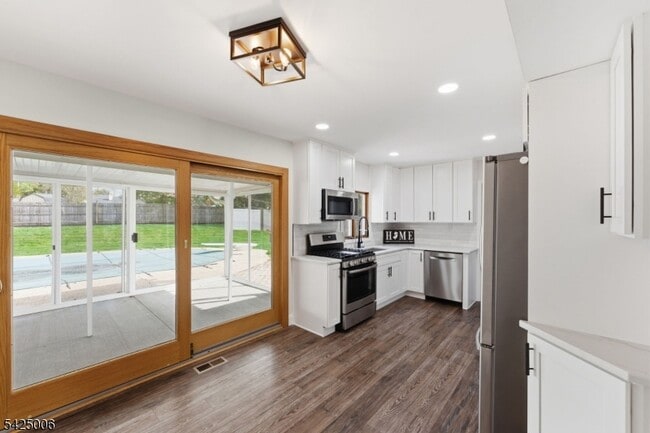 Building Photo - 3 Cypress Rd