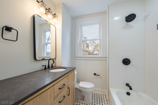 Building Photo - 160 Academy St