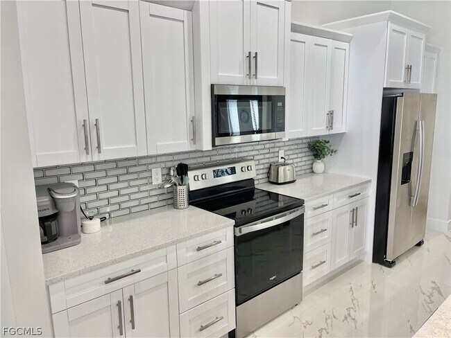 Building Photo - 915 SW Embers Terrace