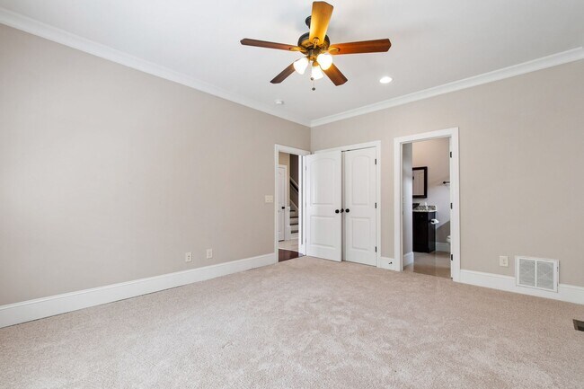 Building Photo - Elegant 5-Bedroom Residence with Luxurious...