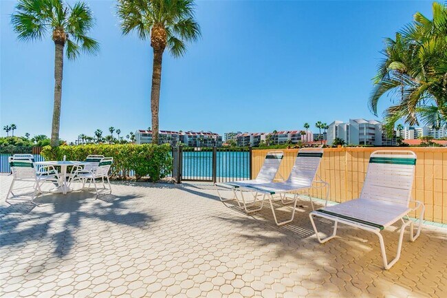 Building Photo - 7400 Sun Island Dr S