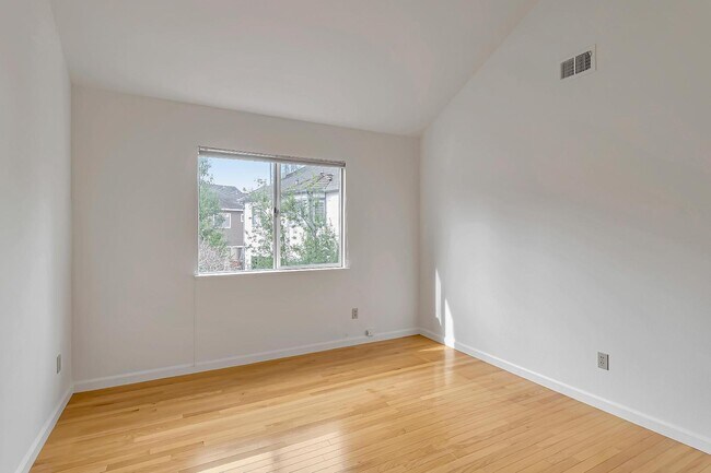 Building Photo - 302 Tadley Ct