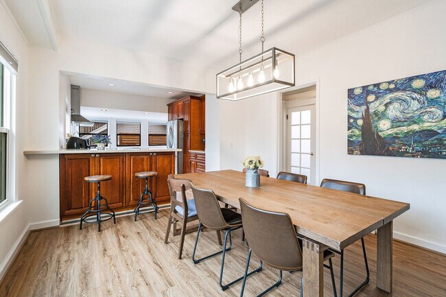 Building Photo - 2403 7th Ave W