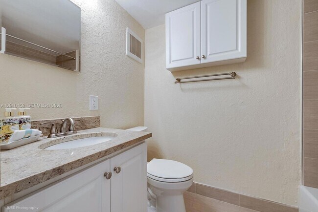 Building Photo - 2539 S Bayshore Dr