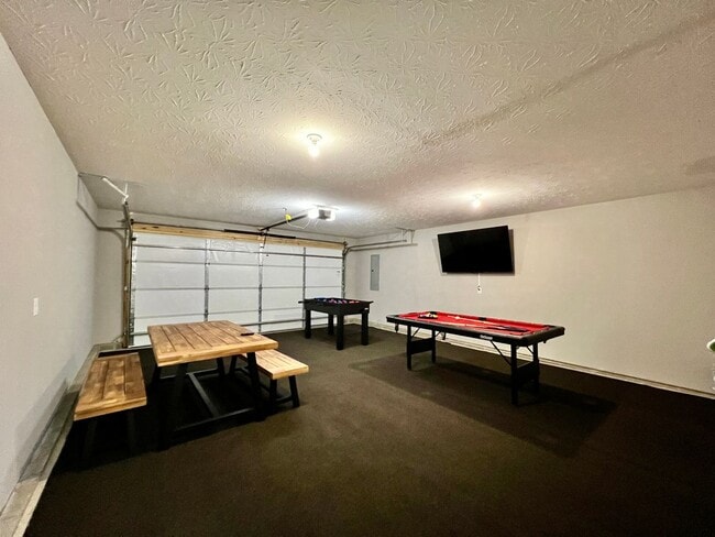 Building Photo - Brand New Home Walking distance to Spooky ...