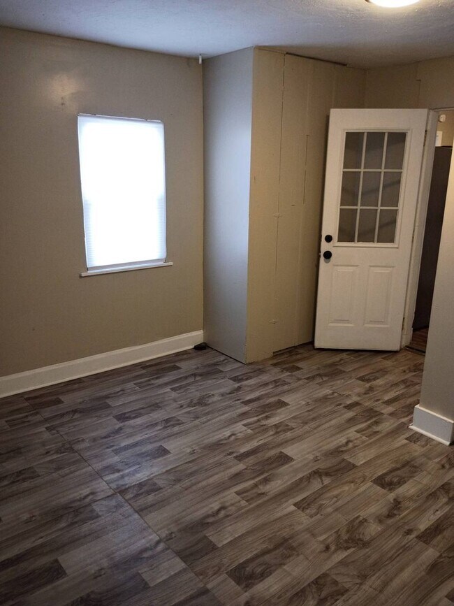 Building Photo - Charming 3 - Bedroom Property in Prime Location