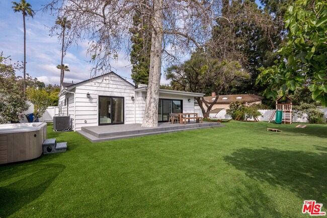 Building Photo - 527 S Bentley Ave