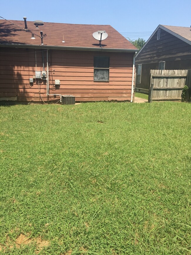 Building Photo - Cute 3 bedroom 2 bath home in West Tulsa