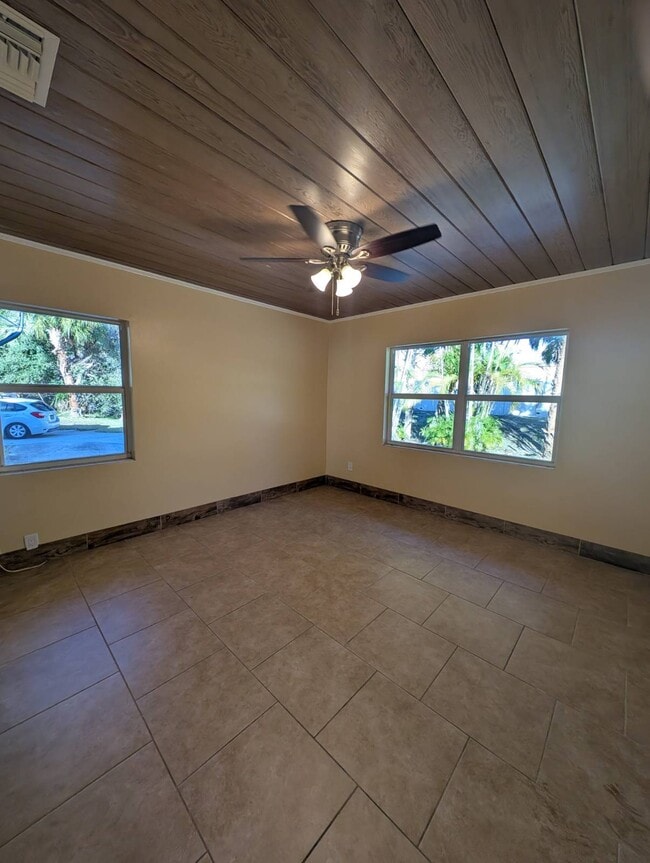 Building Photo - 815 NW River Shores Blvd