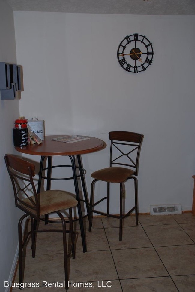 Building Photo - 2 br, 1 bath Apartment - 1348 Royalty Court