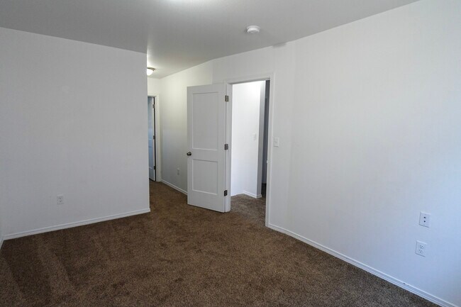 Building Photo - 2829 W Marina Dr