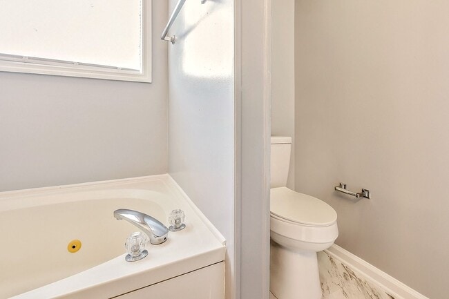 Building Photo - Up to Date Condo