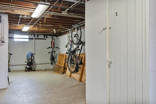 Building Photo - Charming close-in Foster-Powell studio in four-plex—Updated kitchen & bath, shared laundry, share...