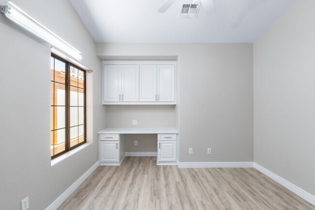 Building Photo - Gorgeous Everything you Need 4Bedroom plus Den Chandler Home!