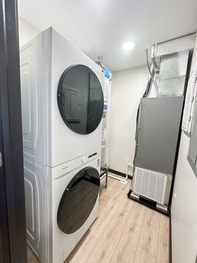 Building Photo - New! Beautiful 2 Bed, 1.5 Bath Apartment i...