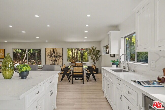 Building Photo - 2612 S Beverly Dr