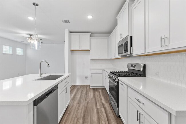Building Photo - 204 Flowers Ave