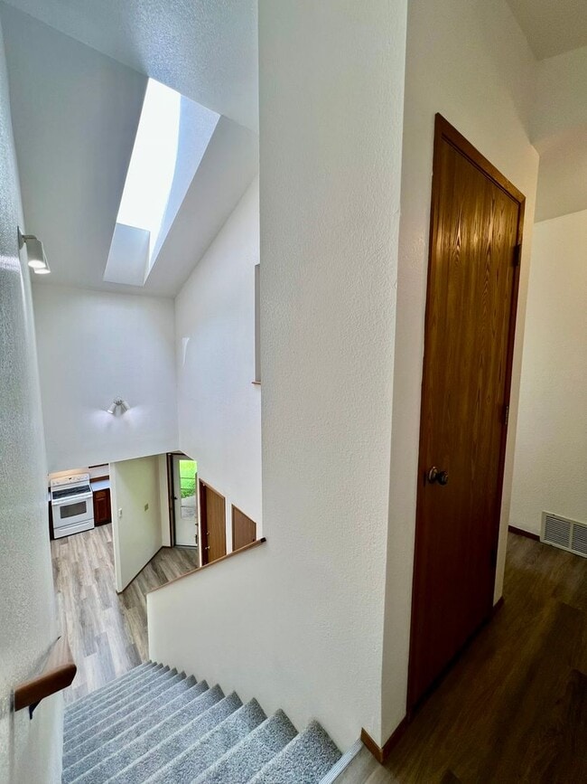Building Photo - PENDING APPLICATION; New Paint & New Floor...