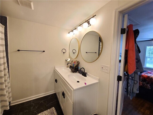 Building Photo - 4345 Clare Ln