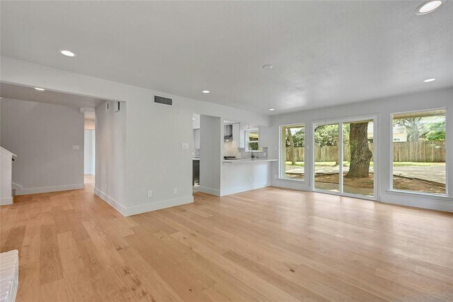 Building Photo - 1305 Kenwood Ave