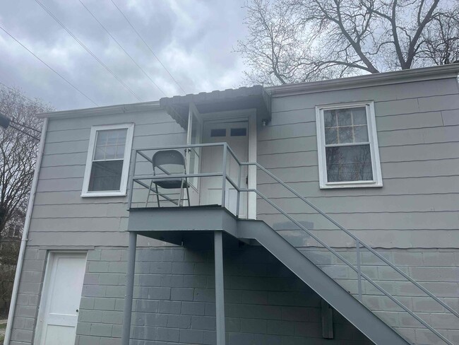 Building Photo - 817 Moulton St E