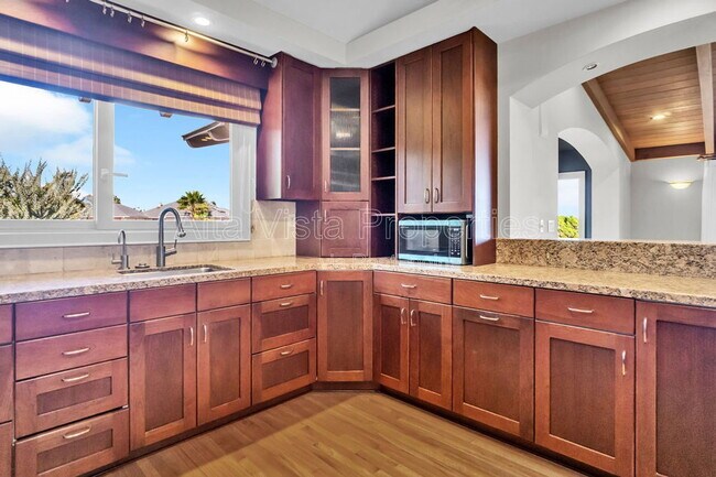 Building Photo - 5940 La Jolla Mesa Dr