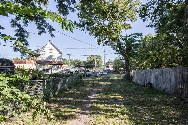 Building Photo - Charming 2 BR 2 BA House in Historic North...