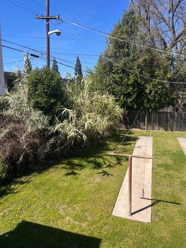 Building Photo - AVAILABLE NOW!! Delightful 1 bedroom, 1 ba...