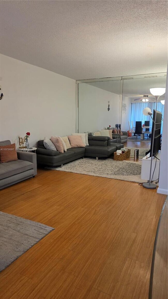 Building Photo - 750 NE 199th St