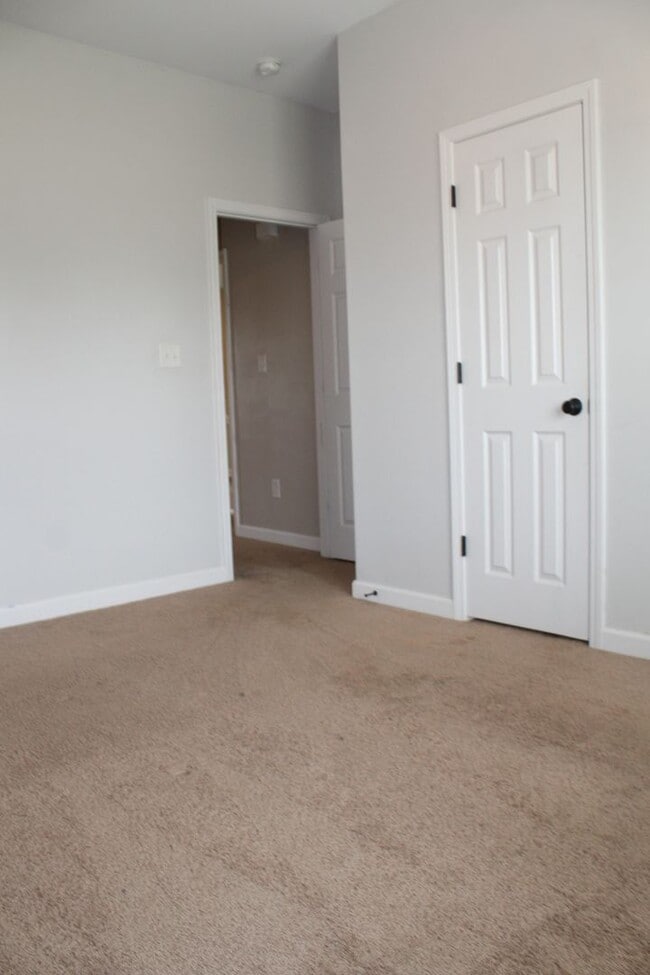 Building Photo - 107 Kenison Way