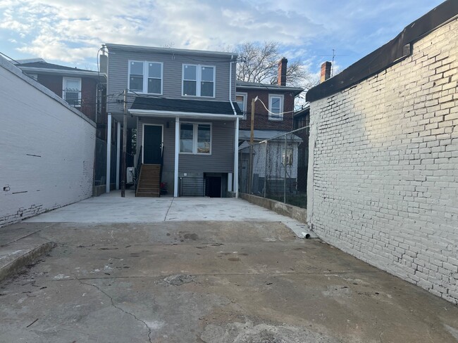 Building Photo - 812 W Roosevelt Blvd