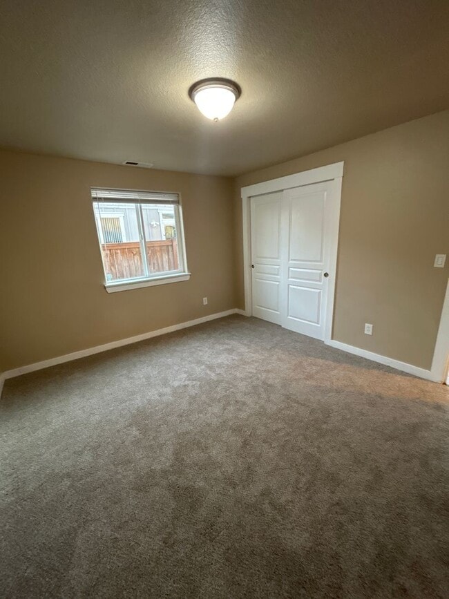 Building Photo - 3 Bedroom 2 Bath in a Peaceful Neighborhood