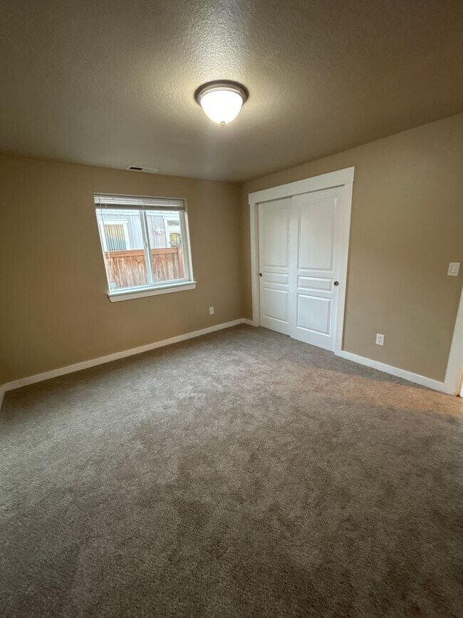 Building Photo - Single Level 3 Bedroom / 2 Bath Home in Albany ~ Don't Delay Apply Today!