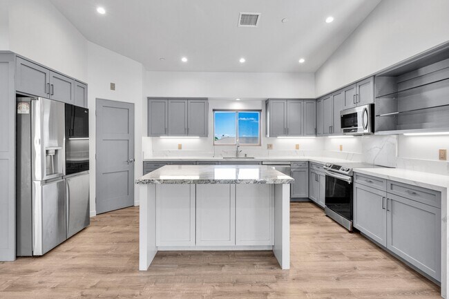 Building Photo - 7760 Arrowhead Dr