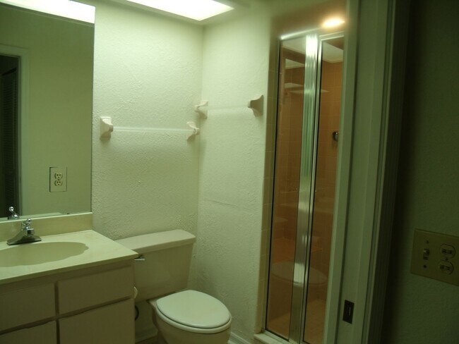Building Photo - Charming 2BR/2BA Villa with 1-Car Garage i...