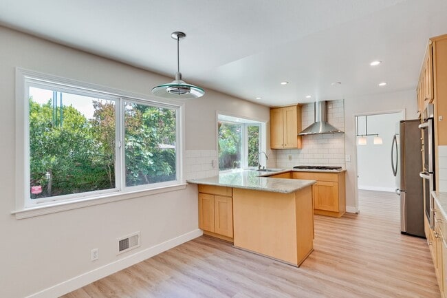 Building Photo - $8500-Mountain View  4 bedroom 3 baths in great neighborhood!