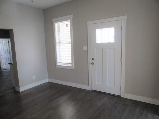 Building Photo - 244 Fern Ave N