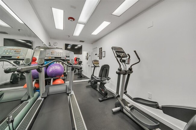 Building Photo - 2901 S Bayshore Dr