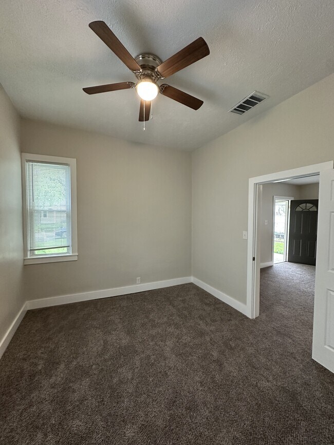 Building Photo - 2903 S Elm St