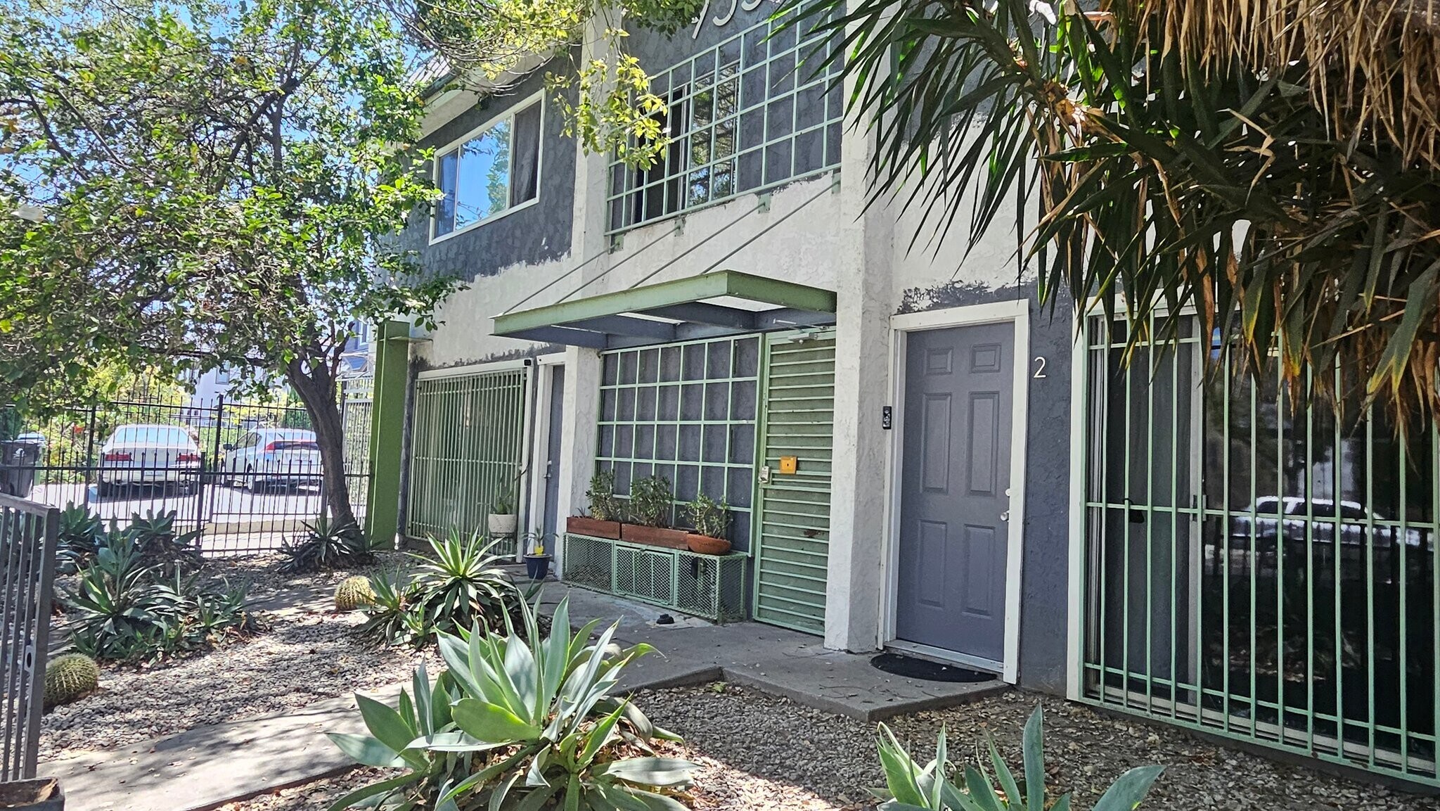 Building Photo - 933 S Gramercy Dr