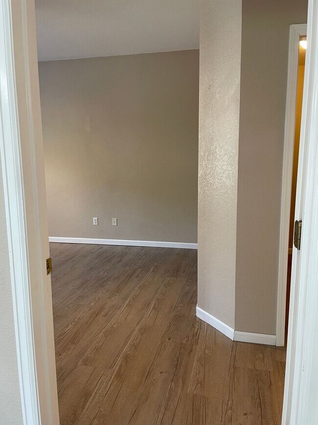Building Photo - 5225 White Willow Dr