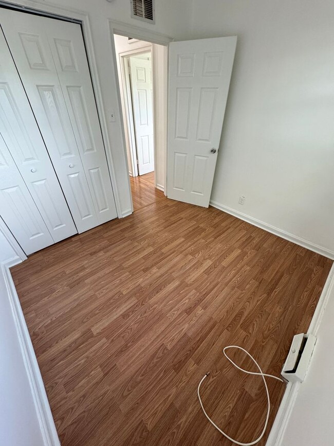 Building Photo - THREE BEDROOM TWIN