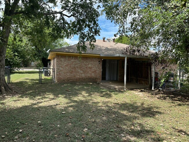 Building Photo - College Station - 2 bedroom - 1 bath - fenced in yard - WD connections
