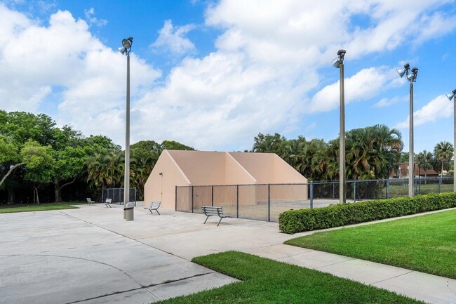 Building Photo - 624 6th Way