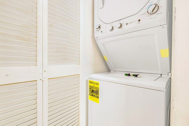 Building Photo - 1 SE 12th St