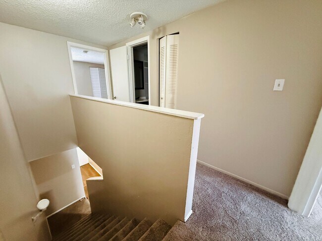 Building Photo - Charming 3 bedroom 1.5 bath condo for rent