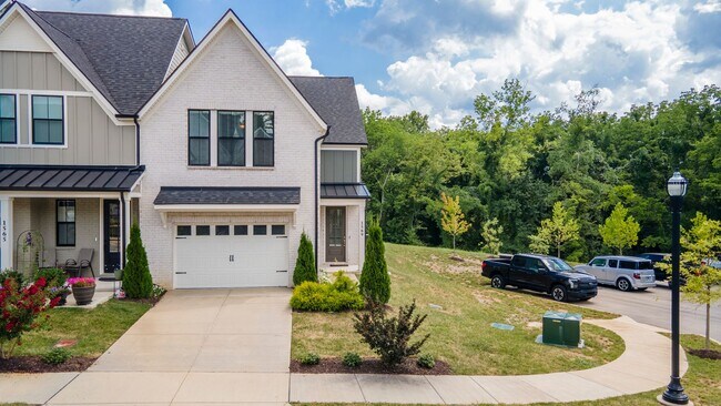 Building Photo - Canterbury Townhome