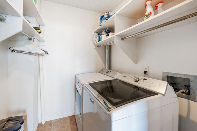 Building Photo - Breathtaking downtown East-facing, penthouse condo - FURNISHED!