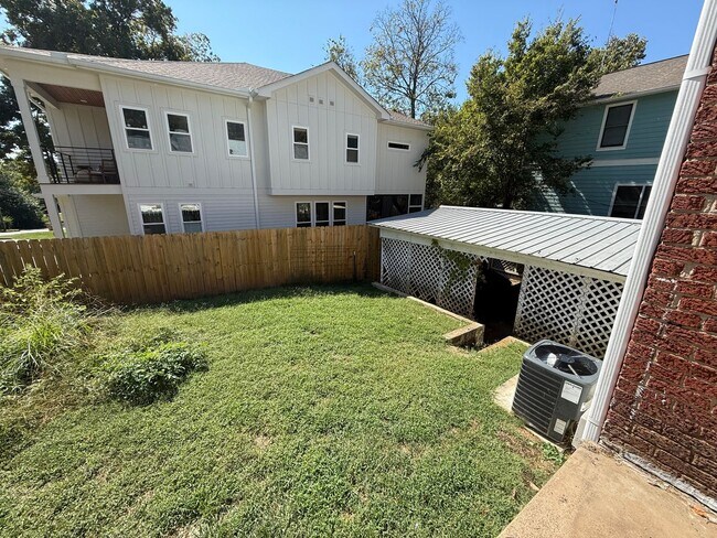 Building Photo - Pet-Friendly 2-Bedroom Home with Fenced Yard and Parking in Nashville, TN